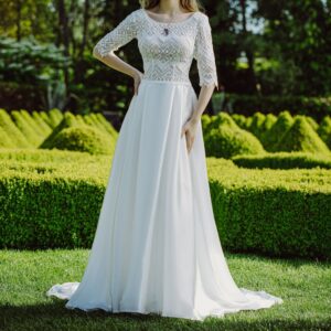 Brautkleid mit Spitzenoberteil mit ¾-Arm und Satinrock mit Kellerfalten