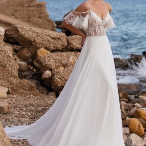 Leichtes Sommerkleid mit Spitzenoberteil und abnehmbaren Flügelärmelchen die Off-Shoulder sitzen