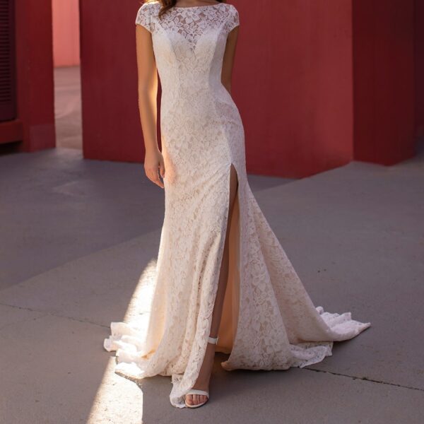 Fit and Flare Brautkleid mit Blütenspitze - nudefarben unterlegt mit tollen Rückenausschnitt.